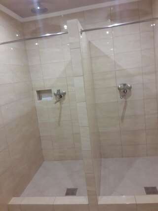 Хостелы Hostel Katrin Винница Спальное место на двухъярусной кровати в общем номере для мужчин-25