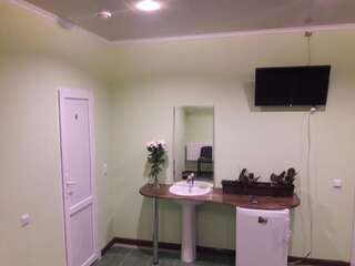 Хостелы Hostel Katrin Винница Спальное место на двухъярусной кровати в общем номере для мужчин-43